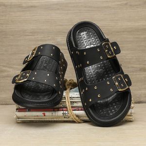 Sandales noires en PVC à enfiler avec boucles et clous dorés, bout ouvert, semelle extérieure en caoutchouc antidérapante, chaussures d'été pour hommes - Product Image 6