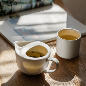 กาน้ำชาเซรามิก Shizuku Pot สีเบจ แบบ Banko Ware สไตล์ Japandi พร้อมที่กรองชาในตัวและหูจับ ผลิตในประเทศญี่ปุ่น - Product Image 4