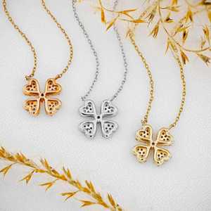 Collar de Trébol con Diamantes en Oro de 18k: Colgante de Flor con Pavé, Cadena Ajustable - Product Image 2