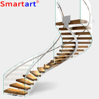 Escaliers duplex en bois courbé et en métal avec garde-corps en verre, design moderne et minimaliste