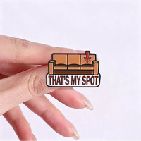 Lazy Home Vibe Metall-Anstecknadel Cartoon Wohnzimmer Sofa Roter Pfeil nach Unten Lustiges Zitat Brosche für Meme-Hobby-Fans Geschenk Sammlung