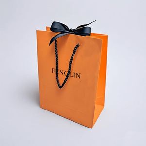 Borsa di Carta Bianca di Lusso con Elegante Dettaglio a Fiocco per Confezioni di Boutique di Marca Premium, Sacchetti di Carta Personalizzati - Product Image 3