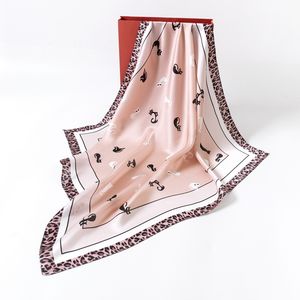 وشاح حريري نسائي عالي الجودة 70 سم بالجملة، 100% حرير مربع الشكل بنمط حلو وطباعة رقمية لرسومات القطط - Product Image 2