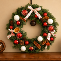 Guirlande de Noël artificielle avec nœuds en satin imprimés flocons de neige, pommes de pin, tranches d'orange séchées, boules décoratives, clochettes – Décoration durable