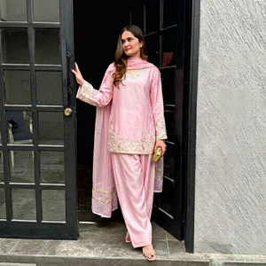 Elegante Salwar Kameez Rosa para Mujer, Material Crepé Natural Pesado, Bordado Dorado, Corte Regular, Estilo Moderno Indio-Pakistaní, Casual - Product Image 1