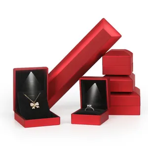 Kotak Kemasan Perhiasan LED Layar Sutra Lacquer Merah Mewah Logo Kustom Kotak Perhiasan LED dengan Cahaya untuk Gelang Cincin Kalung