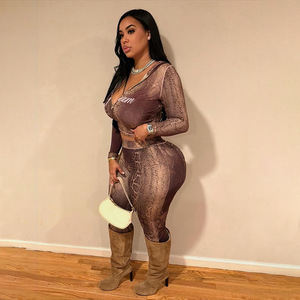 Set <span class=keywords><strong>Due</strong></span> <span class=keywords><strong>Pezzi</strong></span> da <span class=keywords><strong>Donna</strong></span> Autunno Primavera 2026: Cardigan Slim Fit con Motivo a Lettere e Pantaloni Stampati a Vita Alta - Product Image 3