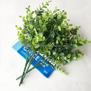 Vente en gros de feuilles d'eucalyptus artificielles en plastique, décoration de tiges à 5 branches, fausses feuilles d'eucalyptus pour mariage et maison