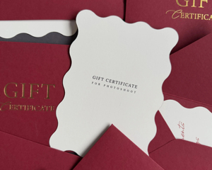 Vouchers cadeaux personnalisés imprimés sur du papier Kapok blanc, cartes <span class=keywords><strong>de</strong></span> remerciement dans des enveloppes bordeaux, emballage avec logo en feuille d'or, certificat cadeau - Product Image 2
