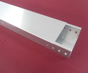 Support de chemin de câbles en aluminium Revêtement en poudre de chemin de câbles ventilé étanche pour l'extérieur 400x100 Conduits de câblage galvanisés en acier métallique - Product Image 3