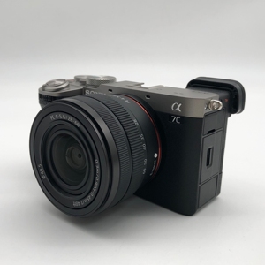 Cámara Sony A7C II Usada con Lente 28-60, 4K, Full Frame, Sin Espejo, Estado 33MP, Ideal para Vlogging y Viajes, Cámara Full-frame con Wi-Fi - Product Image 1