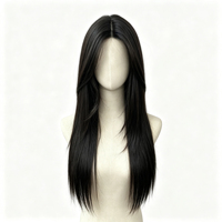 Perruque longue et droite noire mate, avec des mèches de cheveux lisses. Perruque fabriquée mécaniquement, résistante aux hautes températures