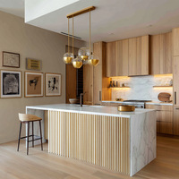 Armoires de cuisine intégrées de style bois naturel minimaliste avec îlot central sur mesure