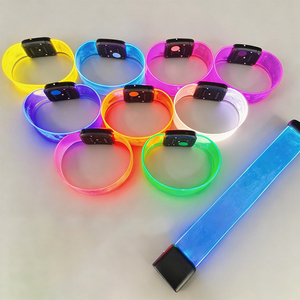 Bracelet LED personnalisé avec logo, couleur RVB, en TPU, avec aimant, pour événements et concerts - Product Image 2