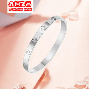 Pulseras Clásicas de Moda con Cierre a Presión para Hombre y Mujer en Oro Rosa de 18k con Flor de Cuatro Hojas de la Suerte con Incrustaciones de Titanio - Product Image 2