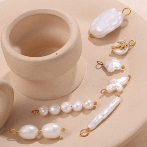 แกลเลอรีเครื่องเคลือบสีพอร์ซเลน |   จี้เซรามิกรูปดอกไม้เคลือบทอง 18K PVD บนสแตนเลสสตีล สำหรับทำเครื่องประดับ DIY - Product Image 3