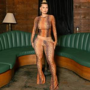 Ensemble deux pièces sexy imprimé serpent 2026 personnalisé, haut court à manches longues et pantalon évasé moulant, tenue de club pour femme, col montant en jersey - Product Image 1