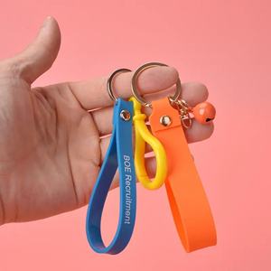 สายคล้องกุญแจยาง PVC ราคาถูก พิมพ์โลโก้ตามสั่ง ผลิตโดยผู้ผลิตโดยตรง พร้อมบริการสลักตัวอักษรแบรนด์ OEM บนสายรัดข้อมือ - Product Image 2