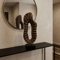 Sculpture verticale abstraite en bois côtelé sculpté à la main pour la décoration moderne de salon bohème, table console, cheminée et accents décoratifs pour la maison