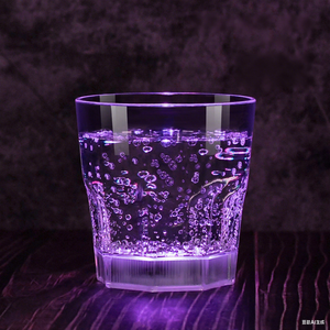 Tasse lumineuse à LED colorée Verser de l'eau sur la barre de tasse d'ananas à induction lumineuse Tasse transparente en verre à bière à changement de couleur - Product Image 4