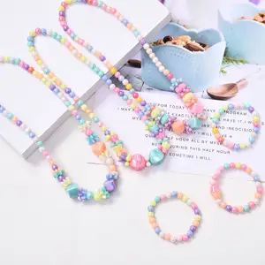 Collier marguerite en plastique de couleur bonbon mignon ensemble de bijoux pour enfants ensemble de collier et bracelet de perles pour petites filles