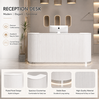 Bureau d'accueil moderne pour entreprise, comptoir de réception blanc avec panneau cannelé incurvé, mobilier de bureau commercial