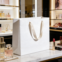 Sacs en papier cadeau de luxe en gros, sacs en papier sans poignée pour cosmétiques et produits de beauté, sacs fourre-tout blancs haut de gamme avec poignées en ruban
