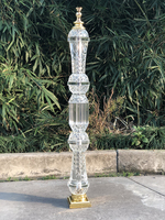 Nouvelle conception de balustres d'escalier en verre cristal, colonne d'escalier en verre, décoration de villa et d'hôtel, balustrade en verre avec base en alliage