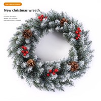 Direct van de fabriek: Gevlokte kunstkerstkrans van kunstmatige dennen, besneeuwde dennenappels, rode bessen, PVC, voor de deur, kerstdecoratie