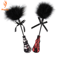 Fouet de fessée double usage en cuir PU avec plumes pour chatouilles, jeu SM pour adultes, jouet sexuel pour femmes, hommes et couples