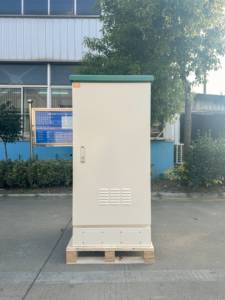 Armoire de télécommunications extérieure étanche avec système d'alimentation et racks pour batteries solaires - Product Image 4