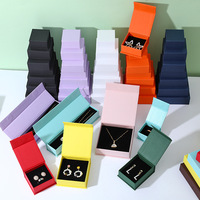 Boîte cadeau en papier mat avec couvercle à charnière et insert en mousse pour la présentation de boucles d'oreilles, colliers et bagues, disponible en plusieurs couleurs