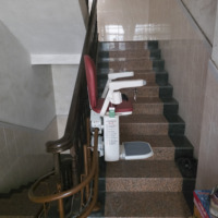 Monte-escalier incurvé pour la maison, structure en acier robuste à traction pour la sécurité et la commodité des personnes âgées