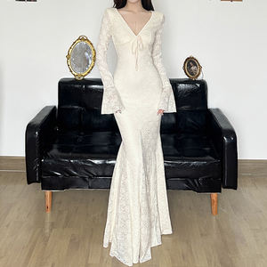 Robe à manches évasées à lacets et à col en V, style léger et mature, avec une taille cintrée et une jupe longue de style sirène - Product Image 2