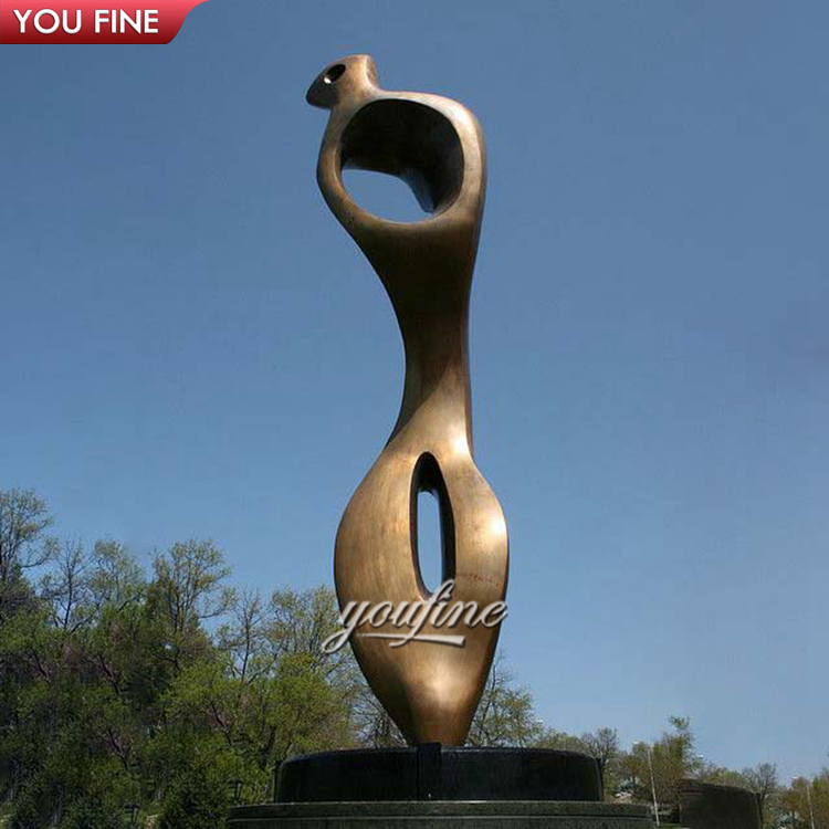 ヘンリー・ムーア作の屋外にある有名な金属彫刻アート、ブロンズの丘の