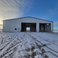 Bâtiment à structure en acier, entrepôt, atelier, hangar avec design personnalisé