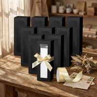Emballage cadeau de luxe personnalisé en kraft noir et blanc avec laminage mat, matériaux recyclés, doublure en éponge, fenêtre de présentation pour bougies et whisky