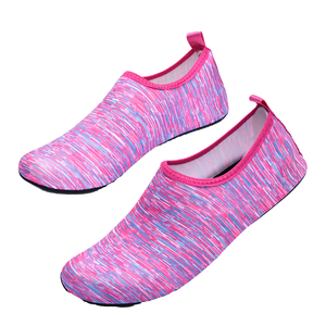 Chaussures d'eau légères et à séchage rapide pour adultes - Chaussettes aquatiques antidérapantes avec trous pour la randonnée et les sports nautiques - Product Image 1