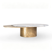 Table basse en marbre superposé Dream Home avec finition craquelée dorée et base cylindrique martelée dorée – Table d'appoint de luxe pour salon