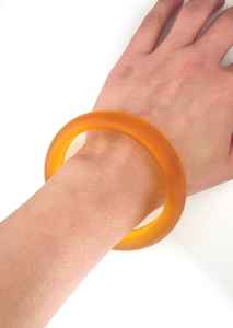 Brazaletes de Resina Vibrantes Hechos a Mano para Mujer con Material Duradero, Elegantes y Ligeros - Product Image 3