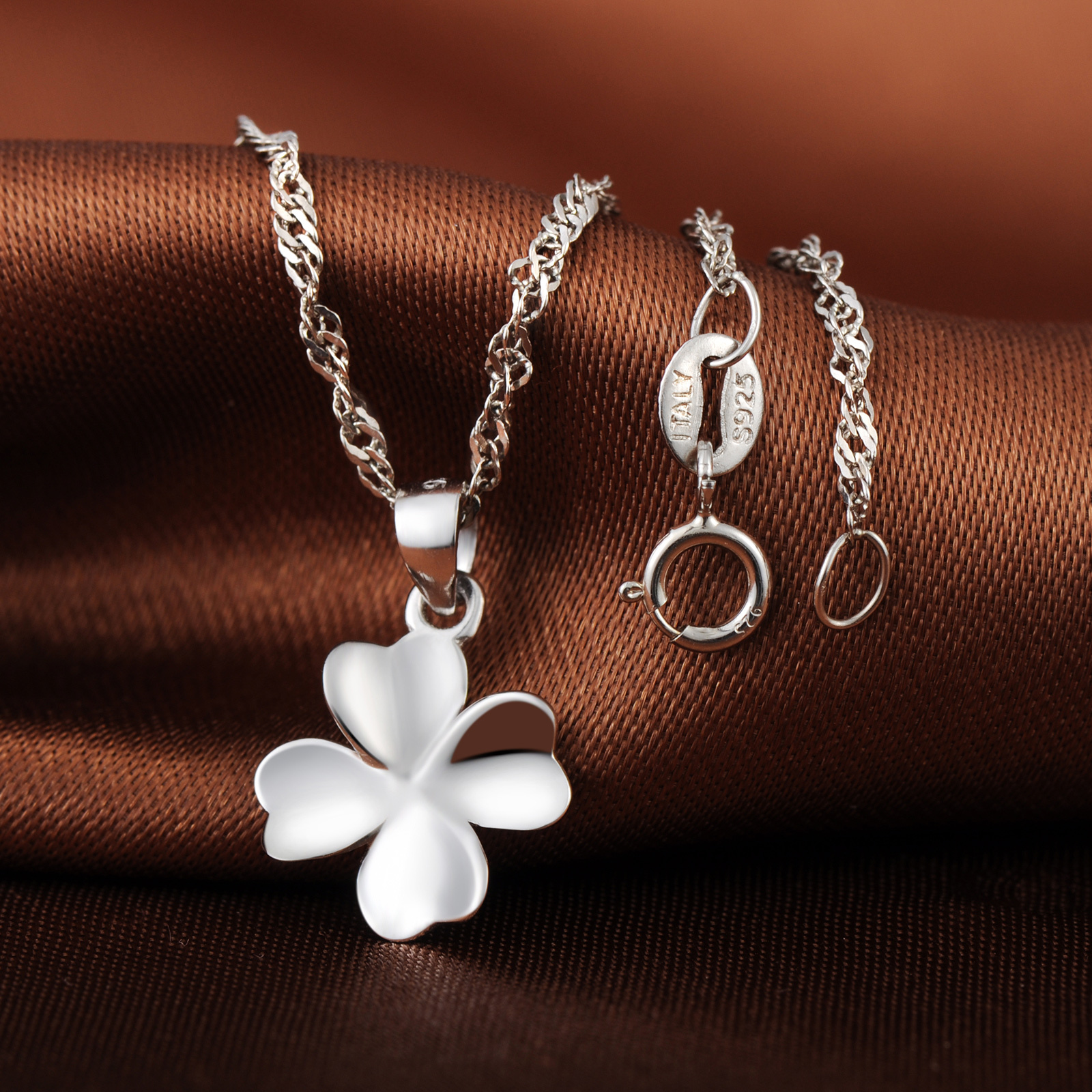 Collier Pendentif Trèfle 4 Feuilles – Argenté – Longueur Réglable – Neuf Avec étiquettes – Porte-bonheur Minimaliste