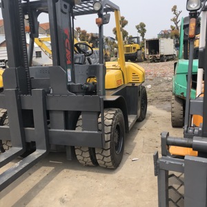 Montacargas Diésel TCM Usado de 7 Toneladas, 4x4, para Terreno Accidentado, con Mástil de Dos/Tres Etapas, Velocidad de 14.5 km/h, para Uso en Restaurantes y con Neumáticos Sólidos - Product Image 3