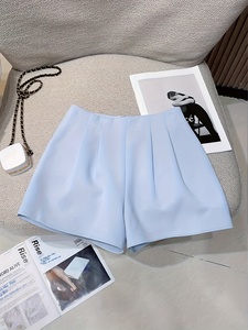 Completo Due Pezzi Personalizzato da Donna: Top Senza Maniche con Laccio al Collo e Pantaloncini Plissettati a Vita Alta per un Look Elegante e Casual da Vacanza - Product Image 3