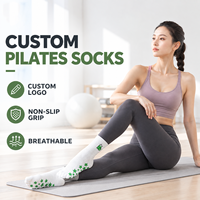 Chaussettes antidérapantes en coton doux avec logo personnalisé, chaussettes brodées en coton, chaussettes de yoga et de pilates personnalisées avec grip pour l'intérieur