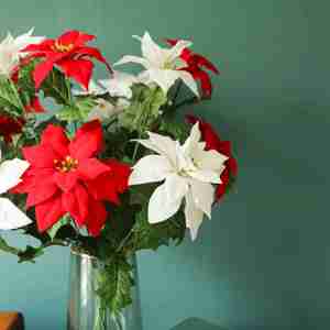 Bouquet <span class=keywords><strong>de</strong></span> roses poinseteta rouges, fausses fleurs, pour une décoration <span class=keywords><strong>de</strong></span> noël, pour un festival, pour les vacances - Product Image 2
