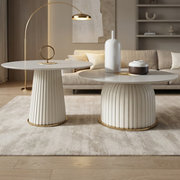 Table basse moderne en pierre frittée (bord biseauté) avec structure en fer et cuir, acier inoxydable plaqué or, mobilier de salon