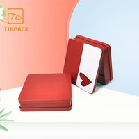 Boîte en métal carrée rouge avec un design romantique en forme de cœur pour la Saint-Valentin, pour chocolats, bonbons et biscuits