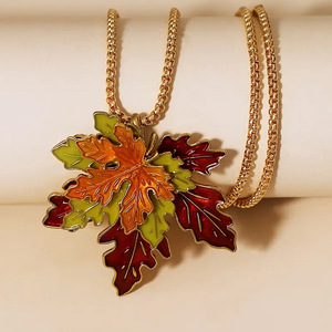 Collar con colgante de hoja de arce retro, cadena de aleación de oro esmaltada para mujer, regalo, joyería de moda - Product Image 3