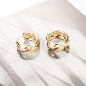 CM gioielli moda ottone 14K placcato oro arete semplice ritorta orecchini senza foratura orecchini a forma di C orecchini Cilp da donna