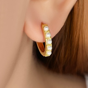 ต่างหูแฟชั่น เครื่องประดับมินิมอล ชุบทอง 18K กันน้ำ ต่างหูมุกแบบห่วงสำหรับผู้หญิง - Product Image 6